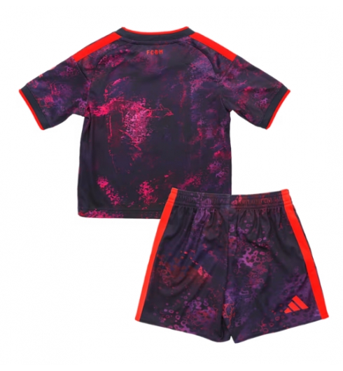 Köp Barn Bayern Munich Tredje Tröja 2026-27 Mini-Kit Fotbollsställ med Shorts på kopafotbollsset.com 2 Köpa Barn Bayern Munich Tredje Tröja 2026-27 Mini-Kit Fotbollsställ med Shorts på nätet 2