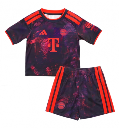 Köp Barn Bayern Munich Tredje Tröja 2026-27 Mini-Kit Fotbollsställ med Shorts på kopafotbollsset.com Köpa Barn Bayern Munich Tredje Tröja 2026-27 Mini-Kit Fotbollsställ med Shorts på nätet