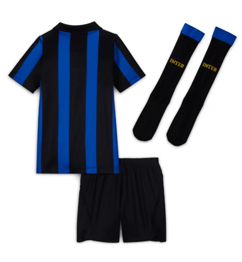 Köp Inter Milan kläder barn Hemmatröja 2026-27 Fotbollsset med Shorts på kopafotbollsset.com 2 Köpa Inter Milan kläder barn Hemmatröja 2026-27 Fotbollsset med Shorts på nätet 2