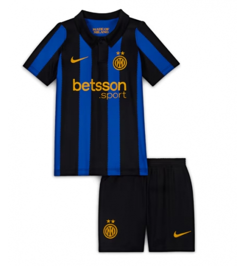 Köp Inter Milan kläder barn Hemmatröja 2026-27 Fotbollsset med Shorts på kopafotbollsset.com Köpa Inter Milan kläder barn Hemmatröja 2026-27 Fotbollsset med Shorts på nätet