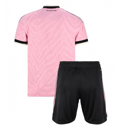 Köp Fotbollsset Barn billiga Juventus Bortatröja 2026-27 rosa och svart på kopafotbollsset.com 2 Köpa Fotbollsset Barn billiga Juventus Bortatröja 2026-27 rosa och svart på nätet 2