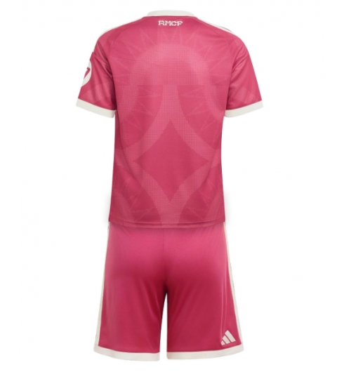 Köp Real Madrid barn Tredje Tröja 2026-27 Mini-Kit tröja set för barn på kopafotbollsset.com 2 Köpa Real Madrid barn Tredje Tröja 2026-27 Mini-Kit tröja set för barn på nätet 2